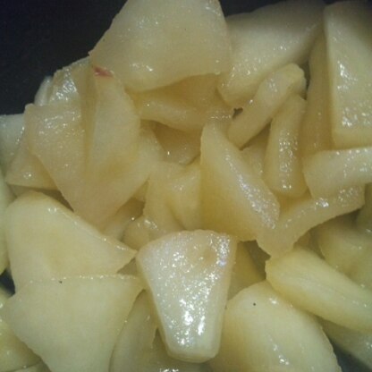 リンゴの食感を残したかったので、軽めに煮ました～
ハチミツの味わいがとっても良いですね
